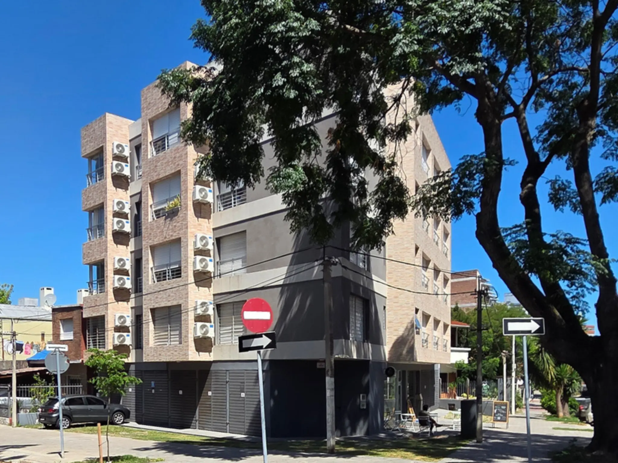 Exteriores del consultorio Energía Esencial en Buceo, Montevideo